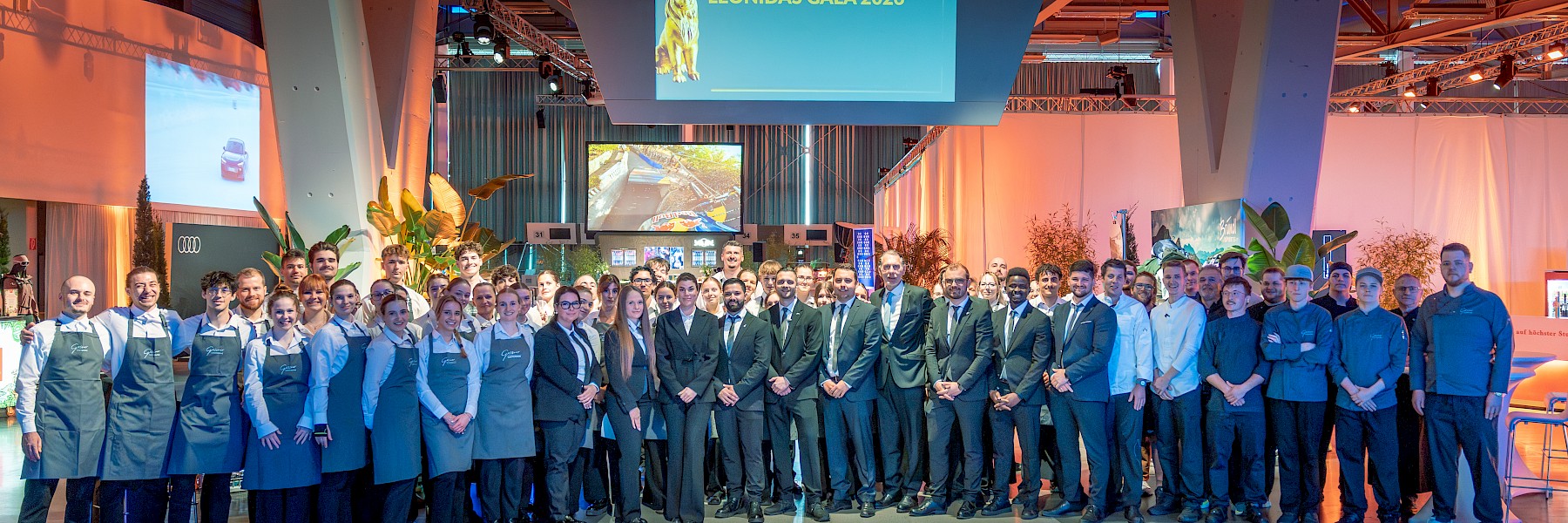 Teamfoto Leonidas Sportgala (c) Gassner Gastronomie, Foto Hechtfisch: Das Bild zeigt Mitarbeitende aus Service, Küche und Organisation der Leonidasgala 2026, welche gemeinsam für ein Gruppenfoto in der Eventlocation posieren.