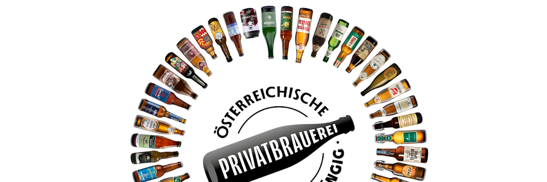 Die Aufnahme zeigt das elegante Eingangsschild des „Rosewood Munich“, montiert an einer Fassade aus rustikalem Sandstein. Die goldenen, stilvoll in das dunkle Metallschild eingelassenen Buchstaben heben sich kontrastreich von der hellen Natursteinwand ab und unterstreichen den luxuriösen Charakter des Gebäudes. Die Architektur kombiniert klassische Elemente mit moderner Ästhetik, was dem Hotel einen exklusiven und zugleich einladenden Auftritt verleiht. Im Vordergrund sind gepflegte Pflanzgefäße zu erkennen, die den gehobenen Stil zusätzlich unterstreichen. Das Bild vermittelt einen ersten Eindruck von Eleganz, Klasse und hochwertigem Design mitten im Herzen Münchens.