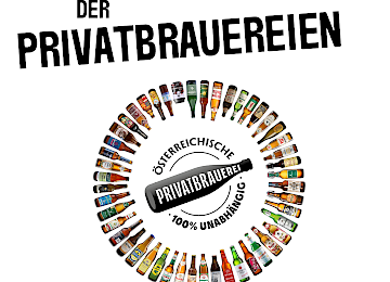 Die Aufnahme zeigt das elegante Eingangsschild des „Rosewood Munich“, montiert an einer Fassade aus rustikalem Sandstein. Die goldenen, stilvoll in das dunkle Metallschild eingelassenen Buchstaben heben sich kontrastreich von der hellen Natursteinwand ab und unterstreichen den luxuriösen Charakter des Gebäudes. Die Architektur kombiniert klassische Elemente mit moderner Ästhetik, was dem Hotel einen exklusiven und zugleich einladenden Auftritt verleiht. Im Vordergrund sind gepflegte Pflanzgefäße zu erkennen, die den gehobenen Stil zusätzlich unterstreichen. Das Bild vermittelt einen ersten Eindruck von Eleganz, Klasse und hochwertigem Design mitten im Herzen Münchens.